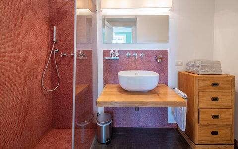 Casa Mariavittoria: Badkamer, Wastafel In De Badkamer, Loodgieterswerkinrichting, Flooring, Interieur Ontwerp, Muur, Verdieping, Spiegel, Wastafel, Kraan