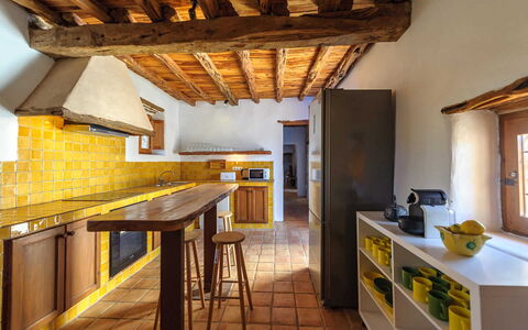 Finca Tonia: Muur, Flooring, Interieur Ontwerp, Hout, Keuken, Geel, Plafond, Meubilair, Verdieping, Countertop