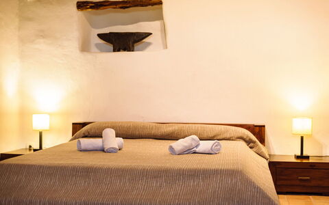 Finca Tonia: Meubilair, Bed, Interieur Ontwerp, Slaapkamer, Verdieping, Muur, Flooring, Bedding, Laken, Hout