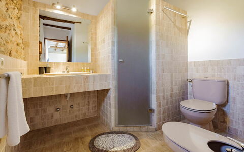 Finca Tonia: Flooring, Interieur Ontwerp, Muur, Badkamer, Verdieping, Loodgieterswerkinrichting, Wastafel In De Badkamer, Plafond, Wastafel, Meubilair
