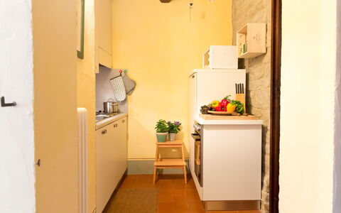 Villa Beatrice: Flooring, Interieur Ontwerp, Major Appliance, Hout, Toestel Van De Keuken, Verdieping, Geel, Meubilair, Keuken, Countertop