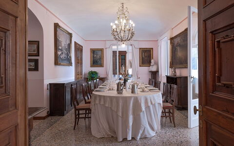 Villa Camilla: Meubilair, Interieur Ontwerp, Tafel, Flooring, Hout, Stoel, Eetkamer, Plafond, Verdieping, Verlichting