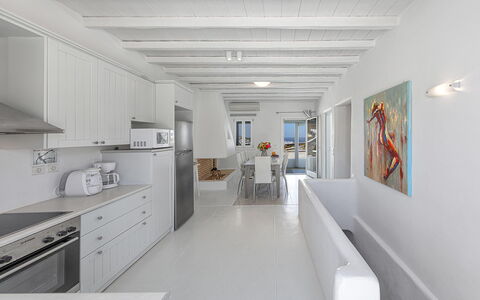 Villa Cassandra: Flooring, Interieur Ontwerp, Plafond, Verdieping, Appartement, Meubilair, Keuken, Huis, Countertop, Kamer