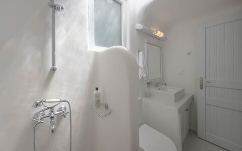 Villa Cassandra: Muur, Loodgieterswerkinrichting, Badkamer, Wastafel, Interieur Ontwerp, Plafond, Kraan, Bad, Loodgieter, Flooring