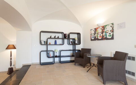 Villa Castore: Interieur Ontwerp, Meubilair, Flooring, Verdieping, Verlichting, Plafond, Appartement, Kamer, Woonkamer, Stoel