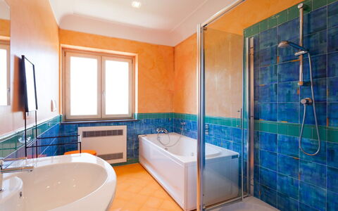 Villa Castore: Loodgieterswerkinrichting, Badkamer, Flooring, Interieur Ontwerp, Muur, Bad, Verdieping, Kraan, Loodgieter, Plafond