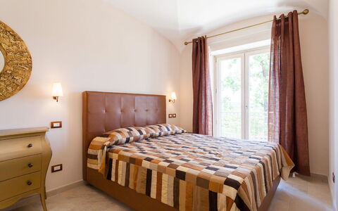 Villa Castore: Interieur Ontwerp, Meubilair, Bed, Slaapkamer, Flooring, Hout, Verdieping, Kamer, Laken, Plafond