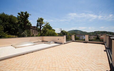 Villa Castore: Flooring, Verdieping, Samengesteld Materiaal, Tegel, Schaduw, Beton, Ontwerp, Binnenplaats, Balkon