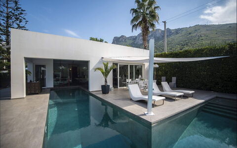 Villa Corallo: Zwembad, Schaduw, Buitenmeubels, Eco Hotel, Ontwerp, Kamerplant, Stoel, Villa, Toevlucht