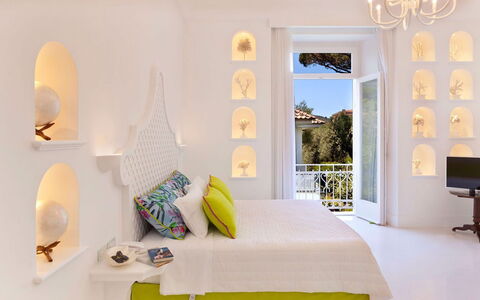 Villa Correale: Interieur Ontwerp, Meubilair, Muur, Plafond, Huis, Verlichting, Flooring, Slaapkamer, Verdieping, Bed