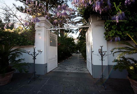 Villa Correale: Tuin, Bloempot, Schaduw, Landscaping, Flagstone, Gang, Werf, Hacienda, Binnenplaats