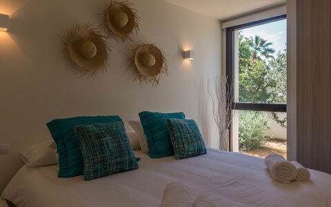 Villa Crozet: Slaapkamer, Bed, Laken, Bedding, Interieur Ontwerp, Meubilair, Linens, Plafond, Bed Frame, Huis