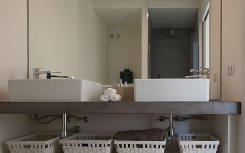 Villa Crozet: Wastafel In De Badkamer, Interieur Ontwerp, Loodgieterswerkinrichting, Wastafel, Muur, Badkamer, Spiegel, Countertop, Kraan, Flooring