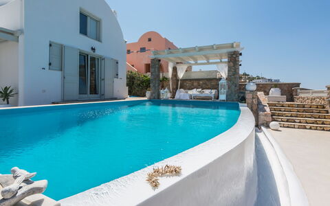 Villa Crystal: Blauw, Zwembad, Vrije Tijd, Buitenmeubels, Vakantie, Toevlucht, Villa, Stoel, Paraplu, Badplaats