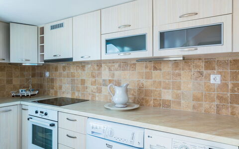 Villa Crystal: Countertop, Cabinetry, Keuken, Flooring, Hout, Toestel Van De Keuken, Major Appliance, Lade, Interieur Ontwerp, Kast