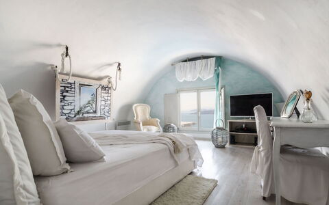 Villa Crystal: Meubilair, Slaapkamer, Bed, Bedding, Linens, Laken, Hoofdkussen, Kussen Gooien, Appartement, Bed Frame