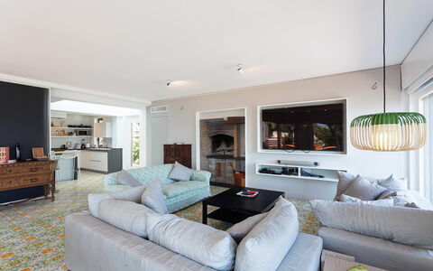 Villa Davide: Meubilair, Interieur Ontwerp, Bankstel, Flooring, Verdieping, Muur, Woonkamer, Kamer, Plafond, Hout