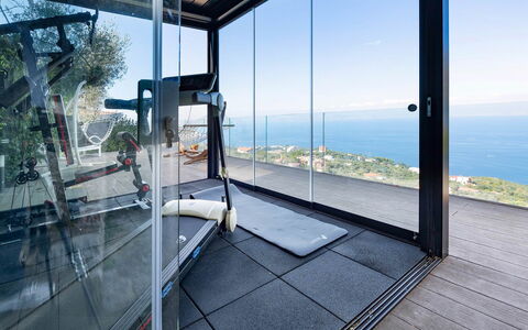 Villa Davide: Verdieping, Flooring, Glas, Daylighting, Stoel, Aluminium, Zwembad, Eco Hotel, Kamerplant