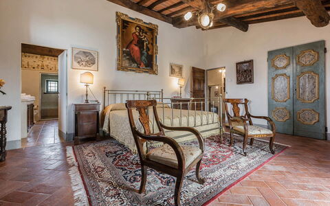 Villa del Colle: Muur, Meubilair, Flooring, Verdieping, Plafond, Stoel, Bed Frame, Fotolijst, Slaapkamer, Bed