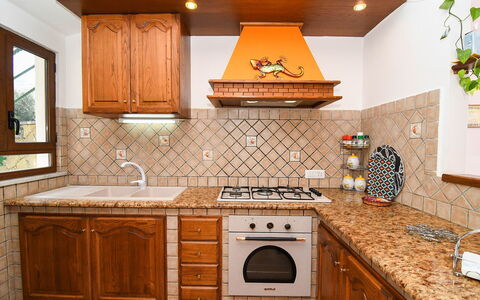 Villa del Mare: Keuken, Countertop, Interieur Ontwerp, Flooring, Hout, Cabinetry, Major Appliance, Fornuis, Toestel Van De Keuken, Verdieping