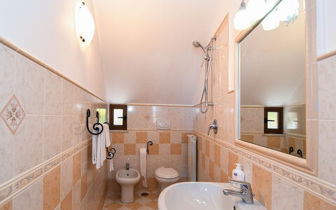 Villa del Mare: Loodgieterswerkinrichting, Flooring, Badkamer, Wastafel In De Badkamer, Interieur Ontwerp, Wastafel, Kraan, Verdieping, Loodgieter, Plafond