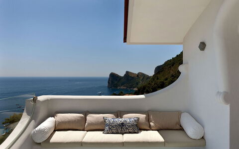 Villa delle Sirene: Meubilair, Zee, Kust En Oceanic Landvormen, Kust, Oceaan, Headland, Baai, Voorgebergte