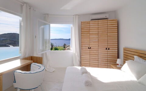 Villa Delos: Meubilair, Zee, Kust En Oceanic Landvormen, Slaapkamer, Oceaan, Linens, Kust, Toevlucht, Bed, Bedding