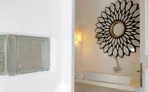 Villa Delos: Muur, Interieur Ontwerp, Huis, Verlichting, Loodgieterswerkinrichting, Plafond, Wastafel In De Badkamer, Kamer, Spiegel, Badkamer