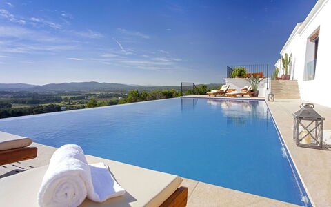 Villa Edward: Blauw, Zwembad, Toevlucht, Buitenmeubels, Ligstoel, Eco Hotel, Thermae, Paraplu, Stoel, Hotel