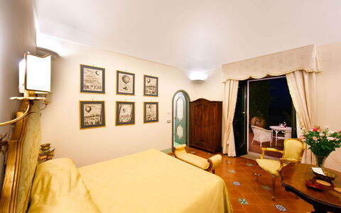 Villa Elyseum: Bed, Meubilair, Interieur Ontwerp, Slaapkamer, Laken, Bedding, Verlichting, Kamer, Verdieping, Linens