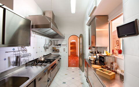 Villa Elyseum: Keuken, Countertop, Interieur Ontwerp, Toestel Van De Keuken, Major Appliance, Flooring, Verlichting, Plafond, Verdieping, Cabinetry