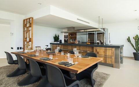 Villa Emily: Meubilair, Interieur Ontwerp, Flooring, Tafel, Hout, Stoel, Plafond, Keuken En Eettafel, Verdieping, Keuken