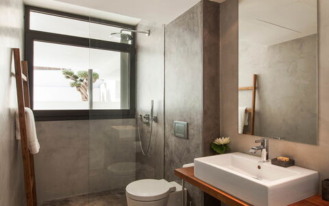 Villa Emily: Muur, Loodgieterswerkinrichting, Interieur Ontwerp, Flooring, Badkamer, Verdieping, Spiegel, Wastafel, Kraan, Huis