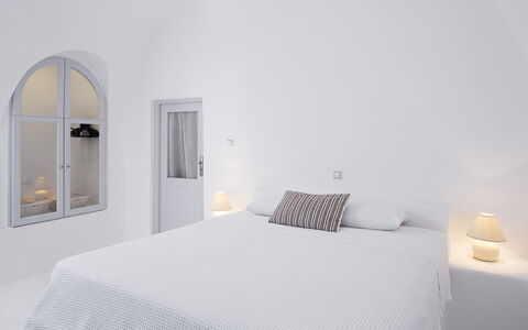 Villa Eros: Wit, Slaapkamer, Appartement, Bed, Ontwerp, Bedding, Hoofdkussen, Laken, Daylighting, Kussen Gooien