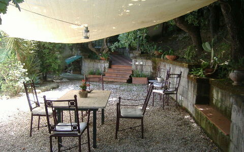 Villa Ettore: Meubilair, Tafel, Stoel, Buitenmeubels, Buitentafel, Schaduw, Backyard, Tuin, Flagstone, Koffietafel