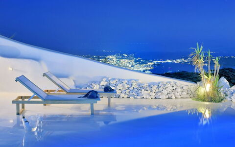 Villa Fabulous: Blauw, Zwembad, Toevlucht, Meubilair, Eco Hotel, Stoel, Buitenmeubels, Hotel, Villa, Badplaats