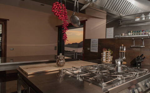 Villa Felicia: Keuken, Interieur Ontwerp, Hout, Countertop, Meubilair, Flooring, Plafond, Verlichting, Toestel Van De Keuken, Lichte Inrichting