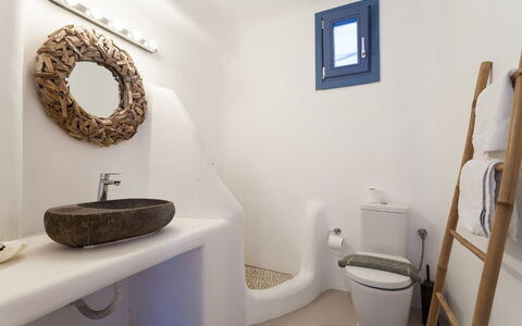 Villa Filìa: Loodgieterswerkinrichting, Verdieping, Badkamer, Natuurlijk Materiaal, Ontwerp, Loodgieter, Kraan, Wastafel, Gips, Toilet