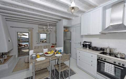 Villa Fos: Meubilair, Appartement, Stoel, Schaduw, Ontwerp, Countertop, Cabinetry, Keuken En Eettafel, Penthouse, Keuken