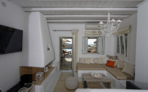 Villa Fos: Meubilair, Appartement, Toevlucht, Stoel, Woonkamer, Schaduw, Hoofdkussen, Ontwerp, Bankstel
