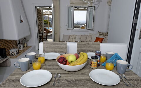Villa Fos: Meubilair, Tableware, Tafel, Stoel, Serveware, Interieur Ontwerp, Drinkware, Voedsel, Dishware, Keuken En Eettafel