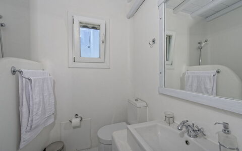 Villa Fos: Loodgieterswerkinrichting, Badkamer, Wastafel, Verdieping, Interieur Ontwerp, Flooring, Wastafel In De Badkamer, Kraan, Loodgieter, Kamer
