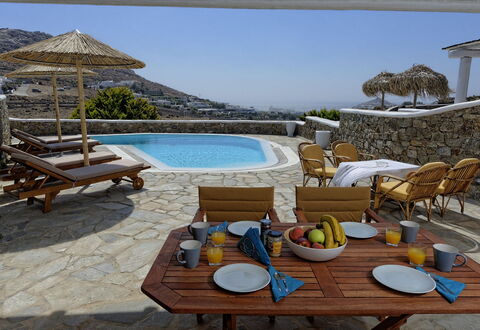 Villa Fos: Buitenmeubels, Dak, Meubilair, Stoel, Schaduw, Toevlucht, Eco Hotel, Villa, Zwembad, Flagstone