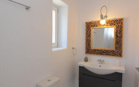Villa Gazelia: Loodgieterswerkinrichting, Badkamer, Muur, Interieur Ontwerp, Flooring, Wastafel, Verdieping, Wastafel In De Badkamer, Kraan, Spiegel