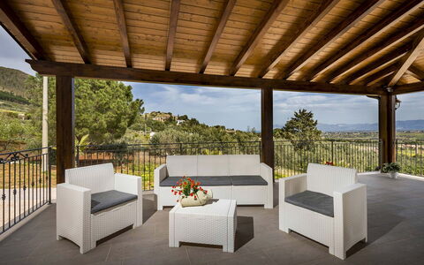 Villa Gea: Meubilair, Stoel, Hout, Buitenmeubels, Flooring, Tafel, Interieur Ontwerp, Verdieping, Veranda, Patio