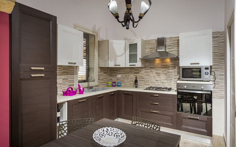 Villa Gea: Keuken, Meubilair, Countertop, Cabinetry, Toestel Van De Keuken, Major Appliance, Interieur Ontwerp, Hout, Kast, Flooring