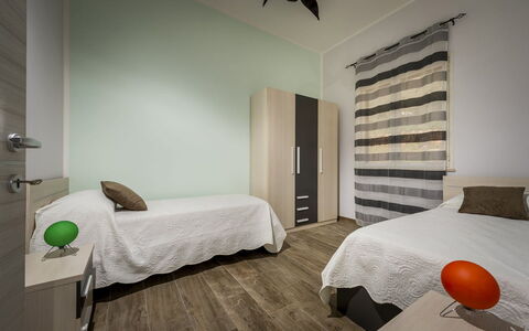 Villa Gea: Verdieping, Flooring, Interieur Ontwerp, Hout, Meubilair, Slaapkamer, Plafond, Kamer, Bed, Verlichting