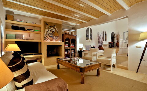 Villa Gold: Meubilair, Interieur Ontwerp, Flooring, Muur, Bankstel, Verdieping, Hout, Plafond, Woonkamer, Kamer