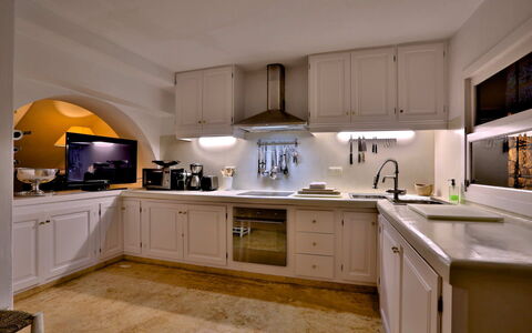 Villa Gold: Keuken, Countertop, Toestel Van De Keuken, Cabinetry, Interieur Ontwerp, Major Appliance, Meubilair, Lichte Inrichting, Verlichting, Plafond