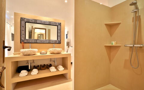 Villa Gold: Loodgieterswerkinrichting, Muur, Interieur Ontwerp, Badkamer, Flooring, Wastafel In De Badkamer, Kraan, Verdieping, Loodgieter, Wastafel